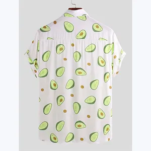 Rückansicht von Herren-Strandhemd in Weiß mit Allover-Avocado-Print, kurzärmelig