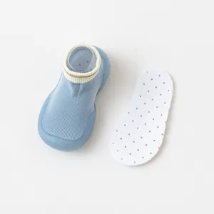 Vue détaillée d'une chaussure de bébé avec une semelle intérieure blanche perforée