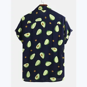 Rückansicht des dunkelblauen Kurzarmhemdes mit einem fröhlichen Avocado-Allover-Print