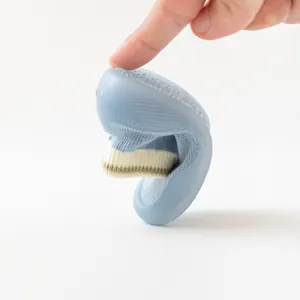 Chaussure chaussette flexible pour bébé montrant la grande souplesse de la semelle