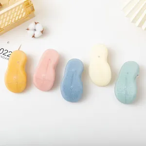 Vue détaillée de chaussures de marche pour bébé avec semelles en silicone antidérapantes
