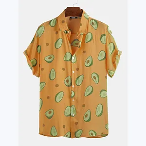 Detailansicht eines lässigen Herren-Kurzarmhemds mit durchgehendem Avocado-Print-Muster