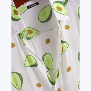 Detaillierte Nahaufnahme eines weißen Kurzarmhemdes mit süßen Avocado-Cartoondrucken
