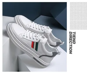 Detailansicht modischer weißer Leder-Sneaker für Herren mit gestreiftem Seitendesign