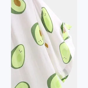 Detailaufnahme eines süßen Avocado-Musters auf weißem Kurzarm-Strandhemd