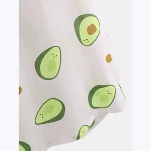Detailansicht eines niedlichen Avocado-Drucks auf einem weißen Kurzarm-Strandhemd für Herren.