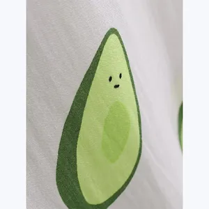 Nahaufnahme des süßen Cartoon-Avocado-Drucks auf weißem Hemdstoff