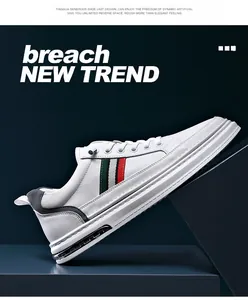 Detailansicht der Seite eines trendigen weißen Leder-Herren-Sneakers mit Streifen