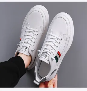 Nahaufnahme von weißen Leder-Sneakern für Herren mit bunten Streifen und SKATE-Logo