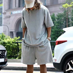 Vue style urbain d'un ensemble t-shirt et short gris oversized en molleton