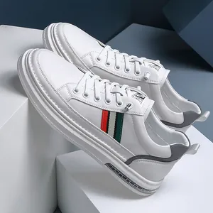 Elegante weiße Ledersneaker mit Streifendetail für modische Herren-Freizeitkleidung