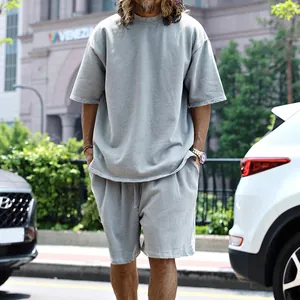 Conjunto deportivo gris para hombre en tejido de rizo con camiseta y pantalones cortos