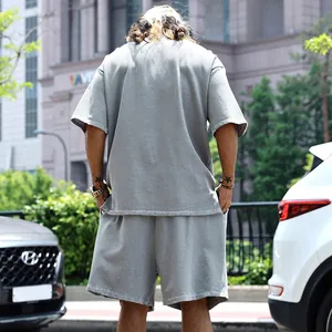 Vue arrière d'un ensemble de loisirs gris en tissu éponge avec t-shirt ample et short.