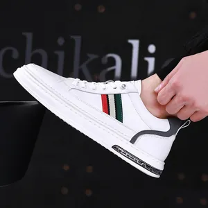 Elegante weiße Herren-Sneaker aus echtem Leder mit schickem rot-grünem Streifendetail