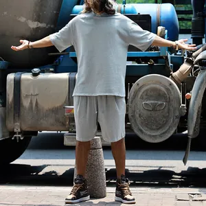 Ensemble streetwear homme en éponge grise, t-shirt à manches courtes et short