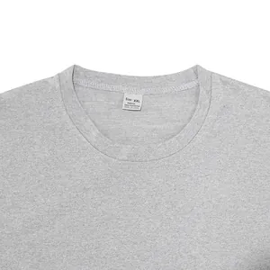 Κοντινό πλάνο λαιμόκοψης γκρι αθλητικού t-shirt με ετικέτα μεγέθους XXL από πολυεστέρα