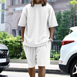 Conjunto cómodo de camiseta blanca de manga corta y pantalones cortos para hombre
