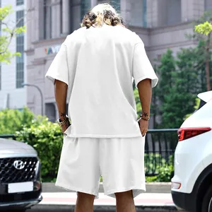 Vista trasera del conjunto de camiseta oversize y pantalones cortos blancos de hombre.