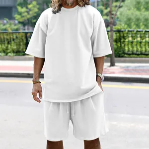 Conjunto de verano casual para hombre con camiseta blanca oversize y pantalones cortos
