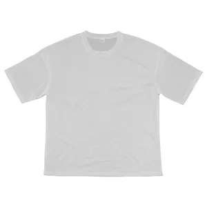 Vista detallada de una camiseta blanca minimalista de corte holgado y cuello redondo
