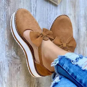 Élégantes chaussures plateforme marron en similicuir avec un grand nœud décoratif