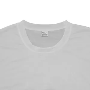Primer plano detallado del cuello de una camiseta blanca con etiqueta de cuidado talla L