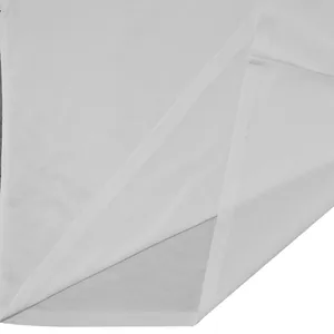 Primer plano de las costuras y la textura del tejido transpirable de la camiseta blanca