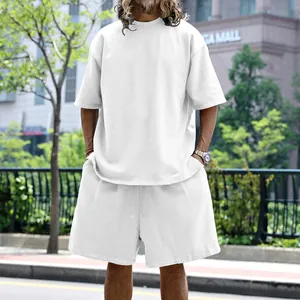 Ensemble de sport décontracté blanc pour homme en molleton avec manches courtes amples.