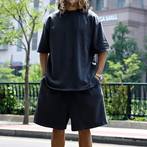 Conjunto casual de camiseta y pantalones cortos gris oscuro para hombre estilo urbano