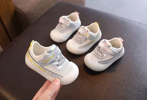 Vue détaillée de chaussures de marche pour bébé respirantes avec maille et velcro.