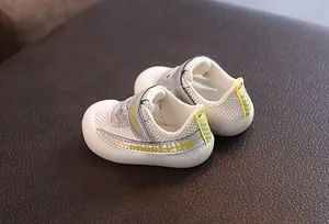 Vue détaillée de l'arrière de chaussures de marche pour bébé en maille respirante
