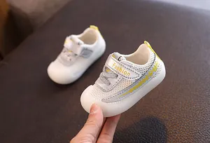Vue détaillée de chaussures de marche respirantes pour bébé avec semelles souples
