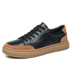 Baskets basses en cuir noir avec des détails en daim marron et semelle en gomme épaisse
