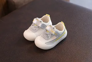 Vue détaillée de chaussures de marche pour bébé en maille blanche respirante.