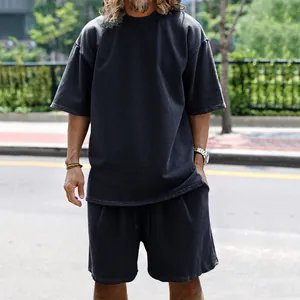 Conjunto de camiseta y pantalones cortos oversize para hombre en gris oscuro estilo casual