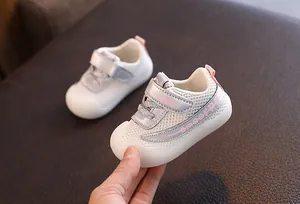 Détail d'une chaussure de marche en maille respirante pour bébé avec semelle souple antidérapante