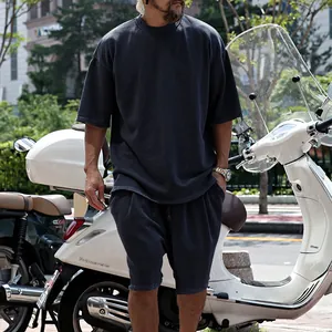 Dettaglio del set t-shirt e pantaloncini grigio scuro da uomo in stile casual urbano