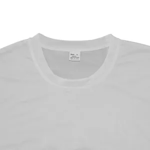 Gros plan du col de t-shirt blanc pour hommes avec étiquette polyester