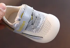 Gros plan sur le mesh respirant et la sangle velcro des chaussures pour tout-petits