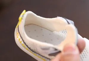 Vue détaillée de la doublure en maille respirante et de la semelle intérieure pour bébé