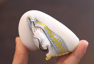 Gros plan d'une chaussure bébé souple et respirante avec semelle antidérapante.