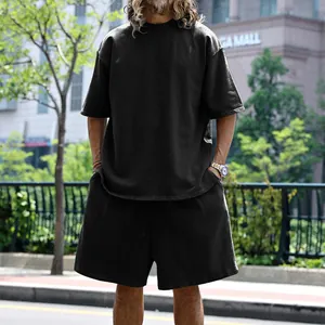 Vue détaillée de l'ensemble décontracté pour homme en tissu éponge noir avec t-shirt et short