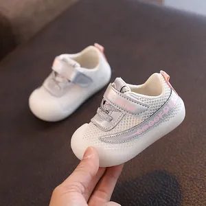 Chaussures de marche pour bébé en maille blanche avec semelles souples antidérapantes