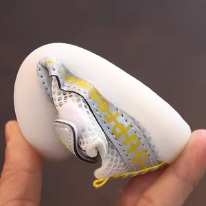 Chaussures de marche pour bébé en maille blanche avec semelles souples antidérapantes