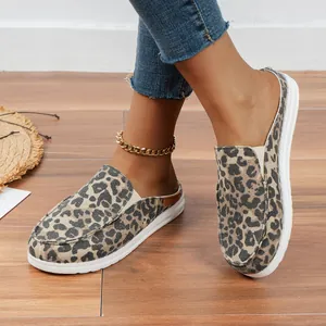Stilvolle Damen-Manto-Hausschuhe mit Leopardenmuster und bequemem Slipper-Design.