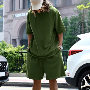 Vue détaillée d'un ensemble d'été pour homme en tissu éponge vert olive, t-shirt et short
