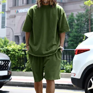 Ensemble détente homme style urbain vert olive coupe ample avec t-shirt manches courtes et short