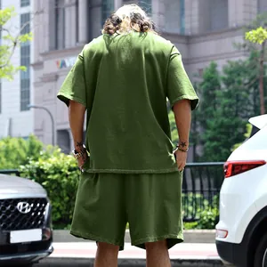 Vue arrière d'un ensemble streetwear décontracté vert olive pour homme t-shirt et short