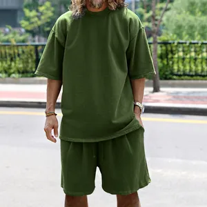 Vue de face d'un ensemble t-shirt et short décontracté en coton vert olive pour homme