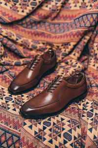 Detalles de zapatos Oxford de cuero marrón con un elegante estilo vintage británico